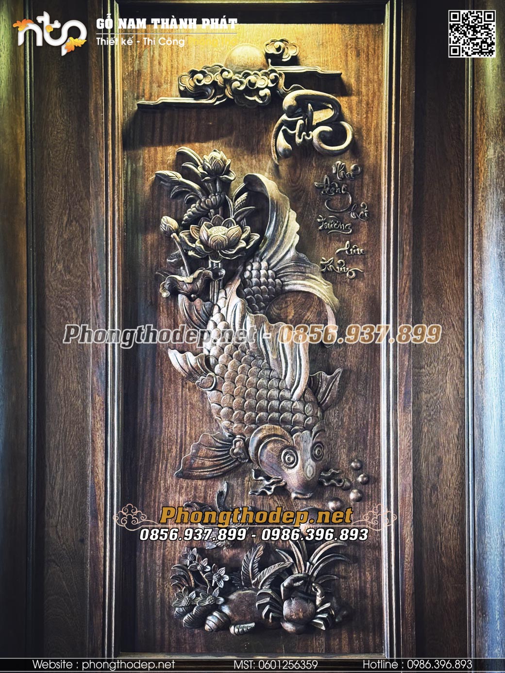 Tranh cá chép trông trăng trong nhà gỗ 3 gian